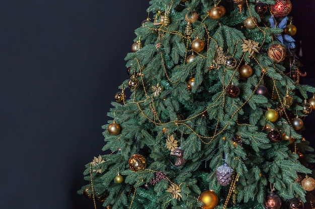 Clásico árbol de año nuevo decorado de navidad con adornos dorados y bola de juguete