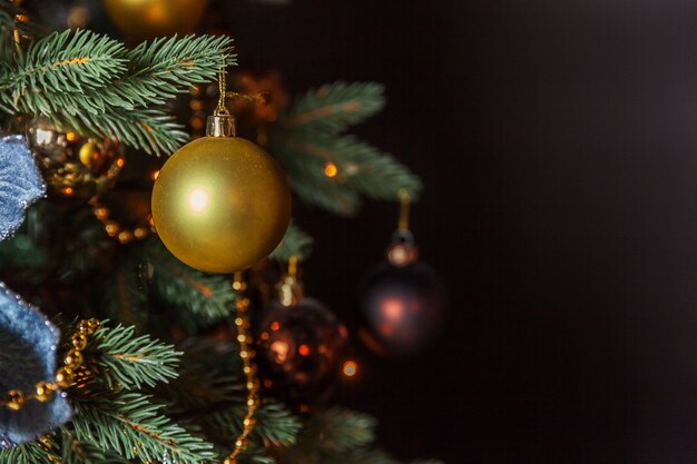 Clásico árbol de año nuevo decorado de Navidad con adornos dorados y bola de juguete