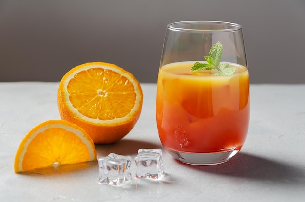 Clásico cóctel alcohólico garibaldi con hielo de jugo de naranja campari y una rebanada de narenja o mocktail
