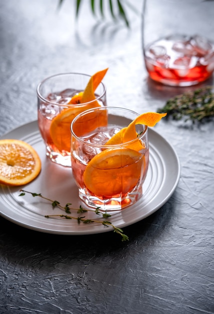 El clásico cóctel Negroni hecho a partes iguales de Gin, Campari y Sweet Vermouth