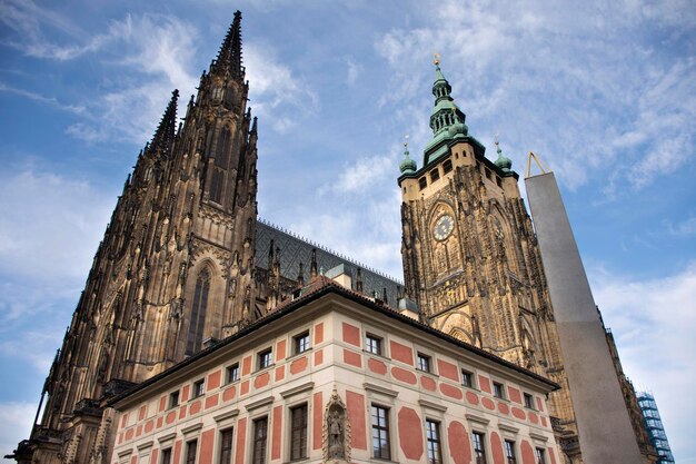 Clásico edificio antiguo retro en el castillo de Praga para la gente de Chequia y los viajeros extranjeros que caminan, visitan y toman fotos en Praga, República Checa