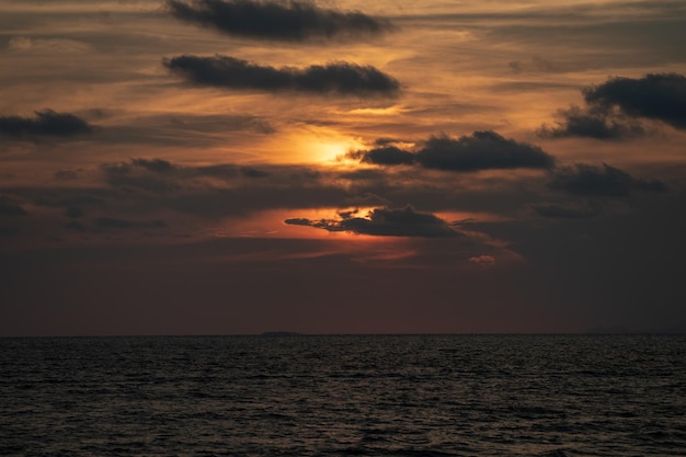 Clásico hermoso crepúsculo romántico y asombroso momento de puesta de sol en la playa de Chantaburi al este de Tailandia