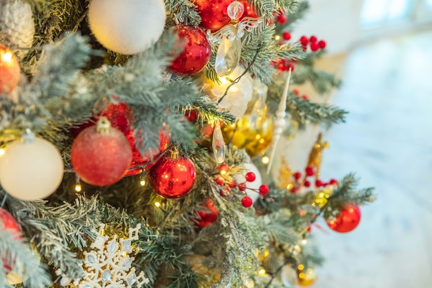 Clásico navidad año nuevo decorado árbol de año nuevo con adornos de oro rojo y blanco adornos de juguete ...