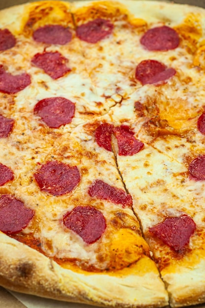 clásico plato tradicional pizza de pepperoni con salchicha cocina italiana sobre un fondo de madera