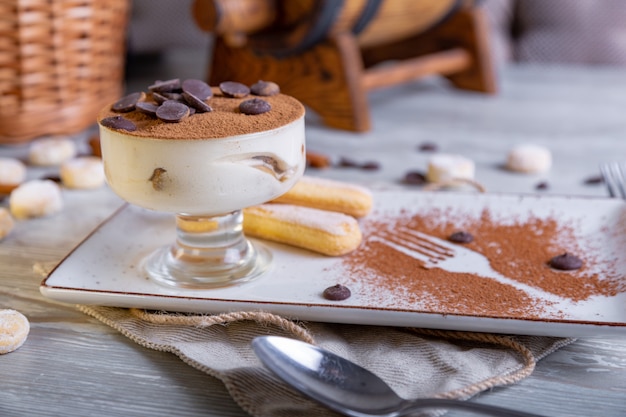 Un clásico tiramisú de postre italiano en un tazón con una fantástica porción de té.