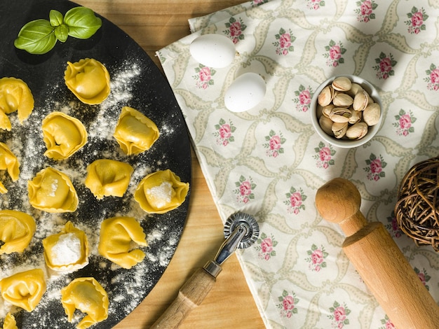 Foto clásico tortellini emiliani pasta rellena de ricotta y espinacas en una receta casera
