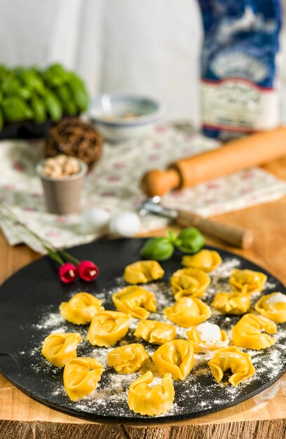 Foto clásico tortellini emiliani pasta rellena de ricotta y espinacas en una receta casera