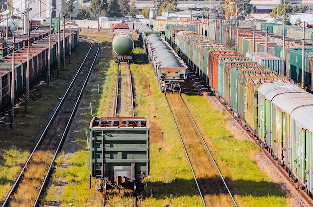 Clasificación de vagones de mercancías en el ferrocarril mientras se compone el tren.