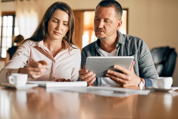 Clasificando estos números juntos Captura recortada de una pareja casada planificando su presupuesto financiero en casa