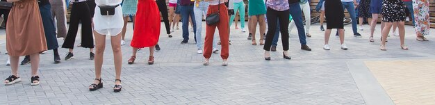 Classe baixa de pessoas a caminhar na rua