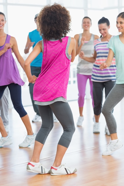 Classe de aptidão e instrutor fazendo exercício de pilates