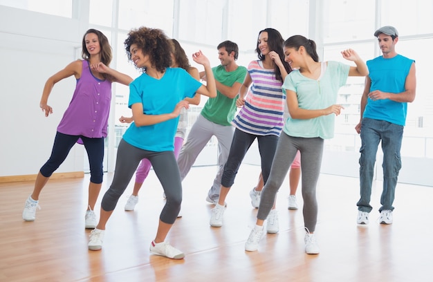 Classe de aptidão e instrutor fazendo exercício de pilates