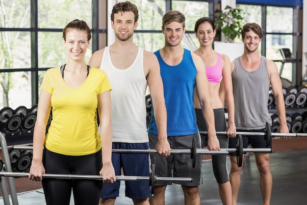 Classe de fitness, levantando a barra no ginásio