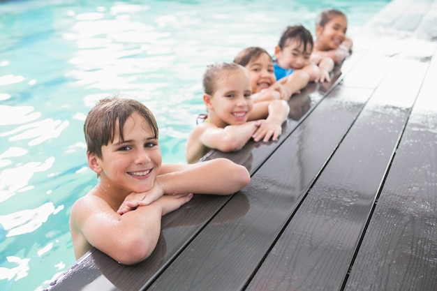 Classe de natação bonito na piscina