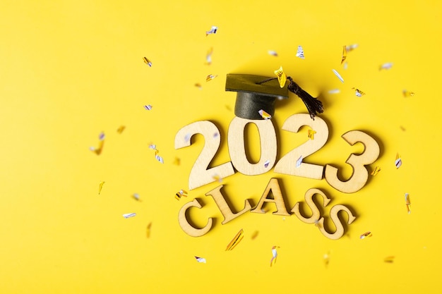 Classe do conceito de 2023 Número de madeira 2023 com tampa graduada em fundo colorido