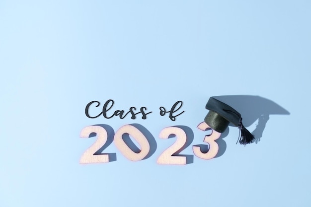 Classe do conceito de 2023 Números 2023 com tampa preta graduada em fundo colorido