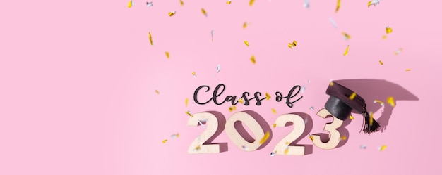 Classe do conceito de 2023 Números 2023 com tampa preta graduada em fundo colorido