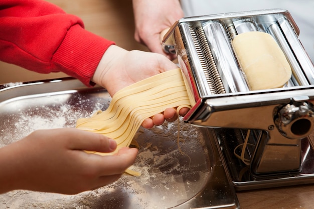 Classe mestre. o chef prepara uma porção do tradicional macarrão italiano.