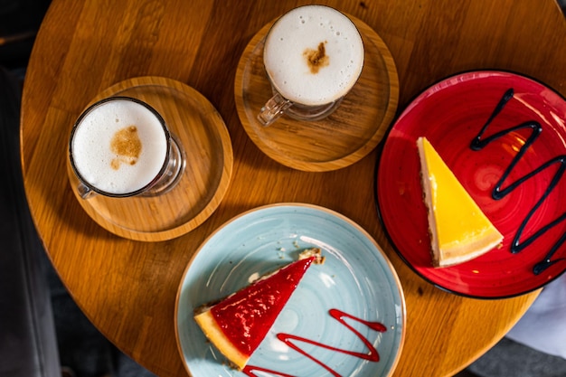 Classic New York Cheesecake And Coffee Latte en una mesa de café. Vista superior.