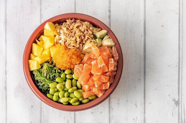 Poke de atum com salmão skin, kani, edamame e chips de batata-doce