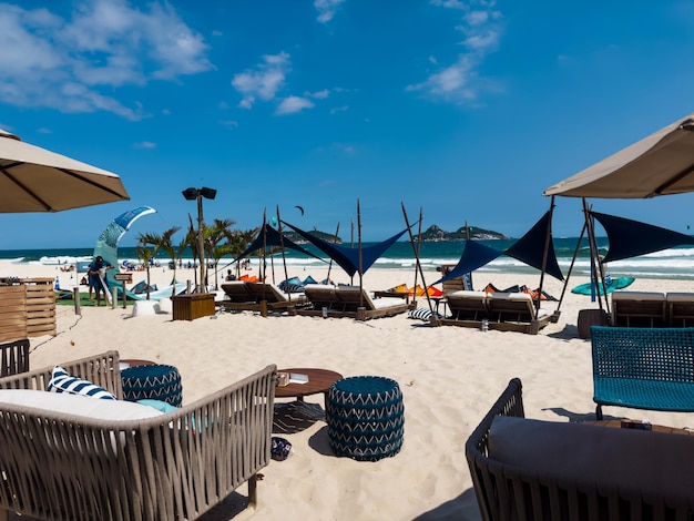Classico Beach Club Kiosk am Strand von Barra da Tijuca Rio de Janeiro Brasilien Sonniger Tag mit blauem Himmel und einigen Wolken Windsurfen auf See Rio de Janeiro Brasilien Oktober 2022