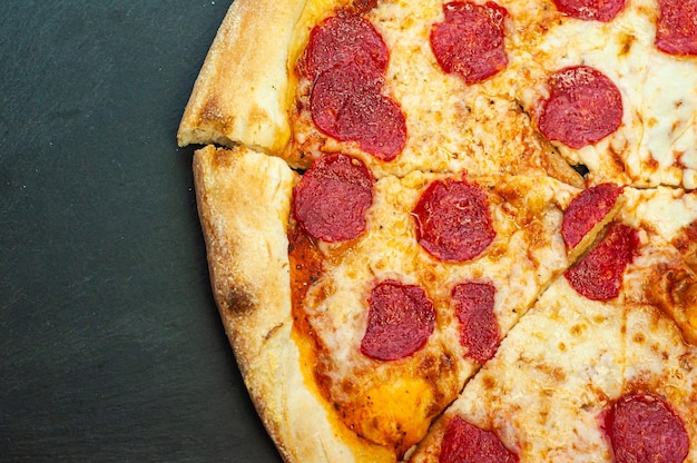 clássico prato tradicional pizza de pepperoni com salsicha cozinha italiana em um fundo preto