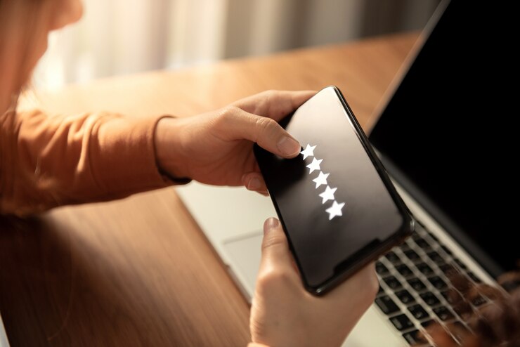 Foto classificação de 5 estrelas ou revisão em pesquisa, pesquisa, mãos de mulheres clientes segurando um telefone inteligente avalie sua experiência, oferecendo feedback positivo, questionário ou pesquisa de satisfação do cliente.