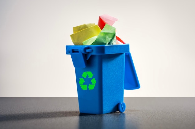 Classificação de resíduos de papel Papel amassado na lixeira de reciclagem