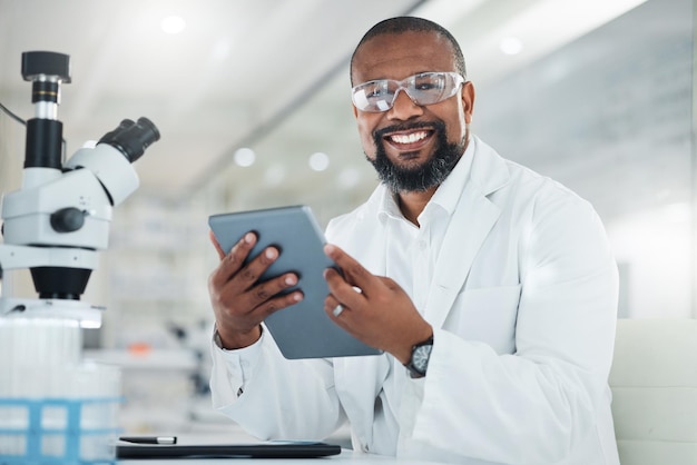 Classificando amostras para análise posterior Foto de um cientista do sexo masculino usando um tablet digital enquanto trabalhava em um laboratório