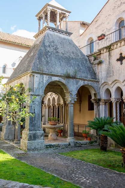 Claustro de la Abadía de Fossanova Latina Lazio Italia Monasterio gótico cisterciense
