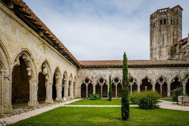 El claustro medieval y la torre de la iglesia colegial de Saint Pierre en La Romieu, al sur de Francia.