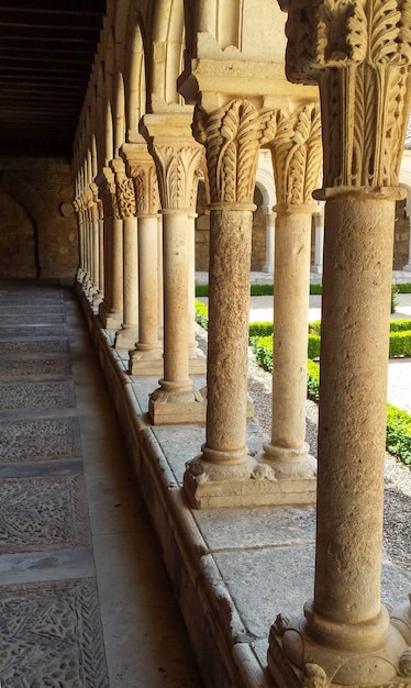 Claustro del monasterio medieval de burgos. España