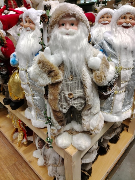 Las cláusulas de Papá Noel de juguete se encuentran en un estante de una tienda para la venta