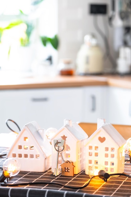 Clave de una casa acogedora en la mesa de la cocina Proyecto de diseño de edificio que se muda a una casa nueva, seguro hipotecario, alquiler y compra de bienes raíces