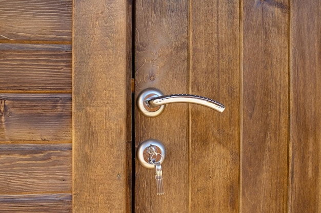 Clave en la cerradura de la puerta de madera