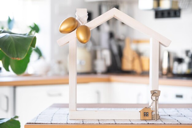 Foto clave y pequeña casa de casa acogedora con decoración de pascua con huevos de colores en la mesa de la cocina proyecto de diseño de edificio mudarse a una nueva casa seguro hipotecario alquiler y compra de bienes raíces