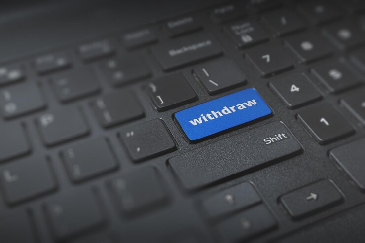 Foto clave de retiro azul resaltada en el teclado de la computadora
