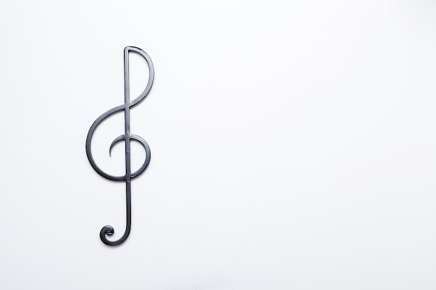 Foto clave de sol negra sobre un fondo blanco símbolo musical