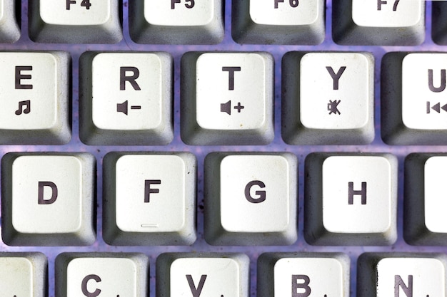 Clave de teclado de foto cercana con luz de ambiente blanca