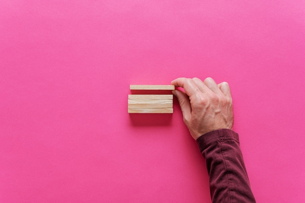 Clavijas de madera en blanco en una imagen conceptual