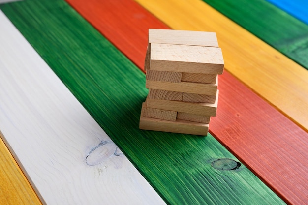 Clavijas de madera sobre fondo de madera colorida imagen conceptual