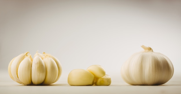 Clavos de ajo y bulbo en tajadera