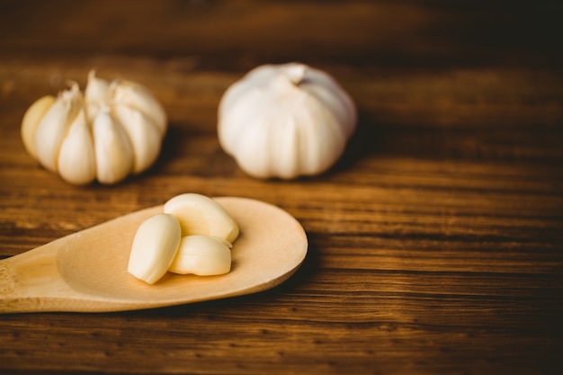 Clavos de ajo y bulbo en tajadera