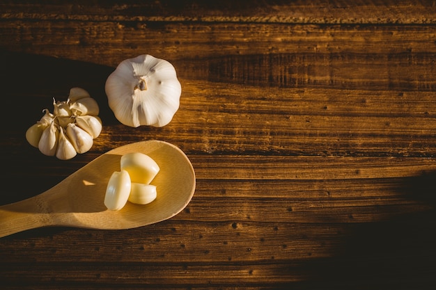 Foto clavos de ajo y bulbo en tajadera