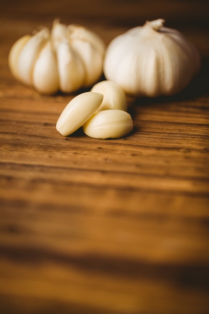 Clavos de ajo y bulbo en tajadera