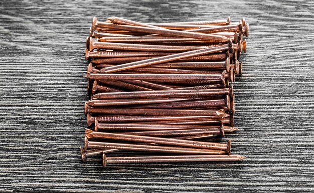 Clavos de cobre sobre tablero de madera