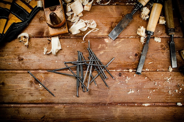 Clavos de construcción sobre la mesa