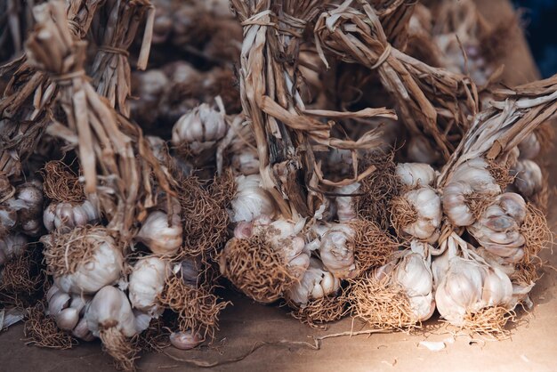 Clavos secos de ajo en el mercado de los agricultores