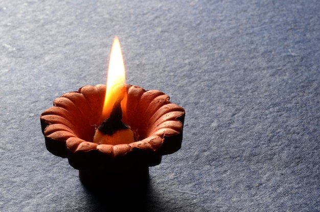 Clay Diya Lampen, die während der Feier des Indian Hindu Light Festivals namens Diwali angezündet wurden