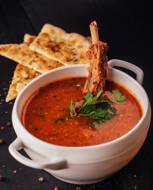 Claypot de sopa de costillas en un tazón blanco